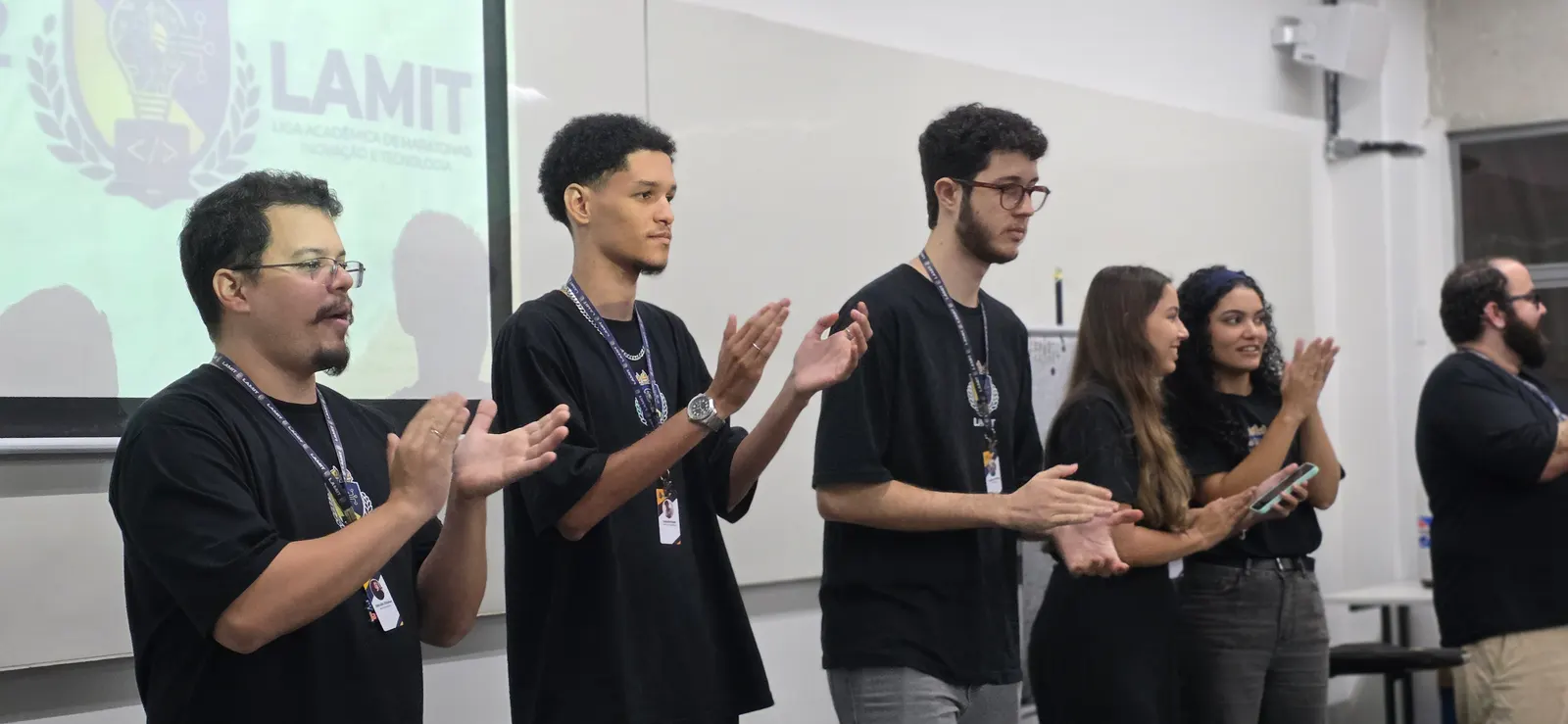 Integrantes da LAMIT apresentando uma palestra